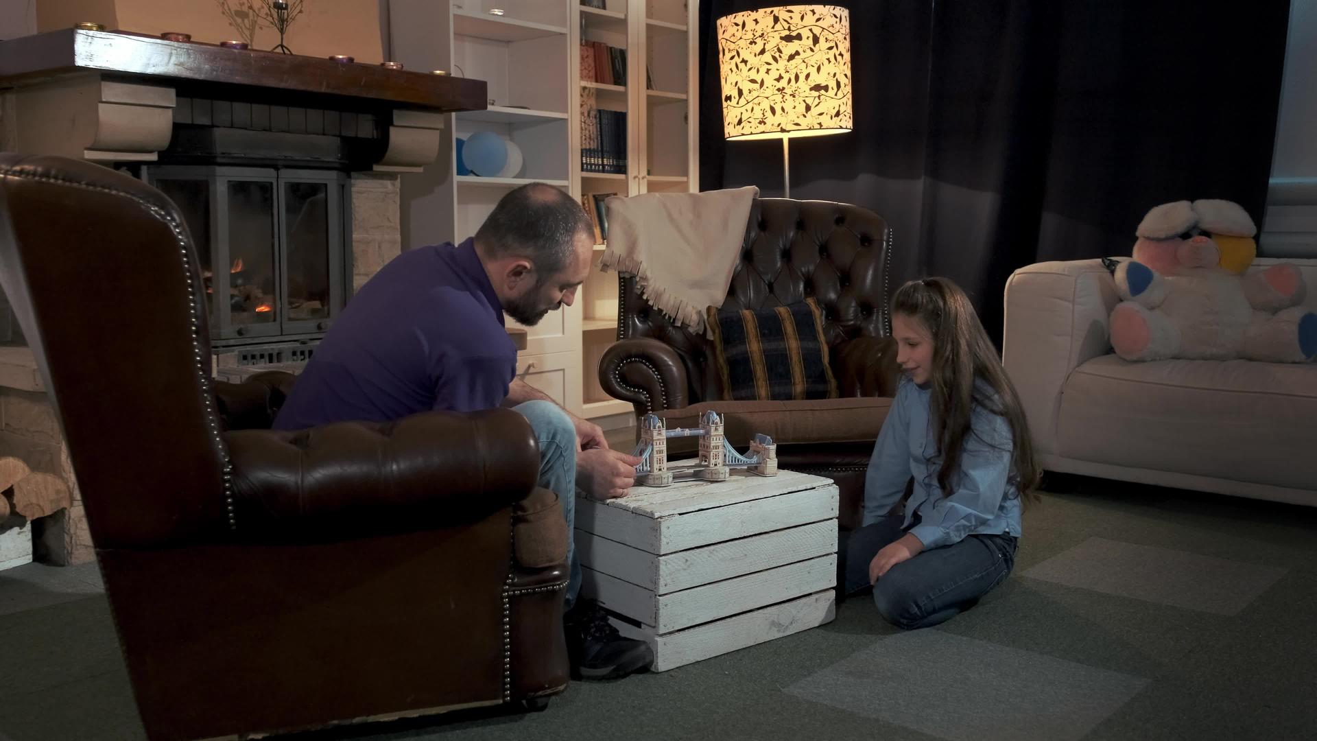 在家庭时间爸爸和女儿一起玩三维桥牌视频的预览图