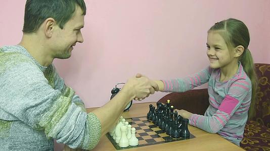 教皇解释说一个更好的女儿在象棋游戏中做了一个动作视频的预览图