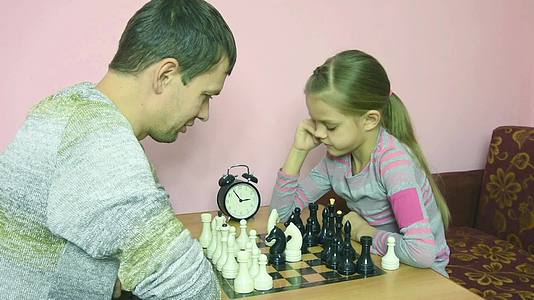 象棋比赛前爸爸和女儿互相欢迎互相问候视频的预览图