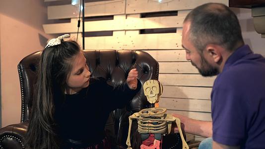 好奇的女儿问她父亲很多关于人体结构的问题视频的预览图