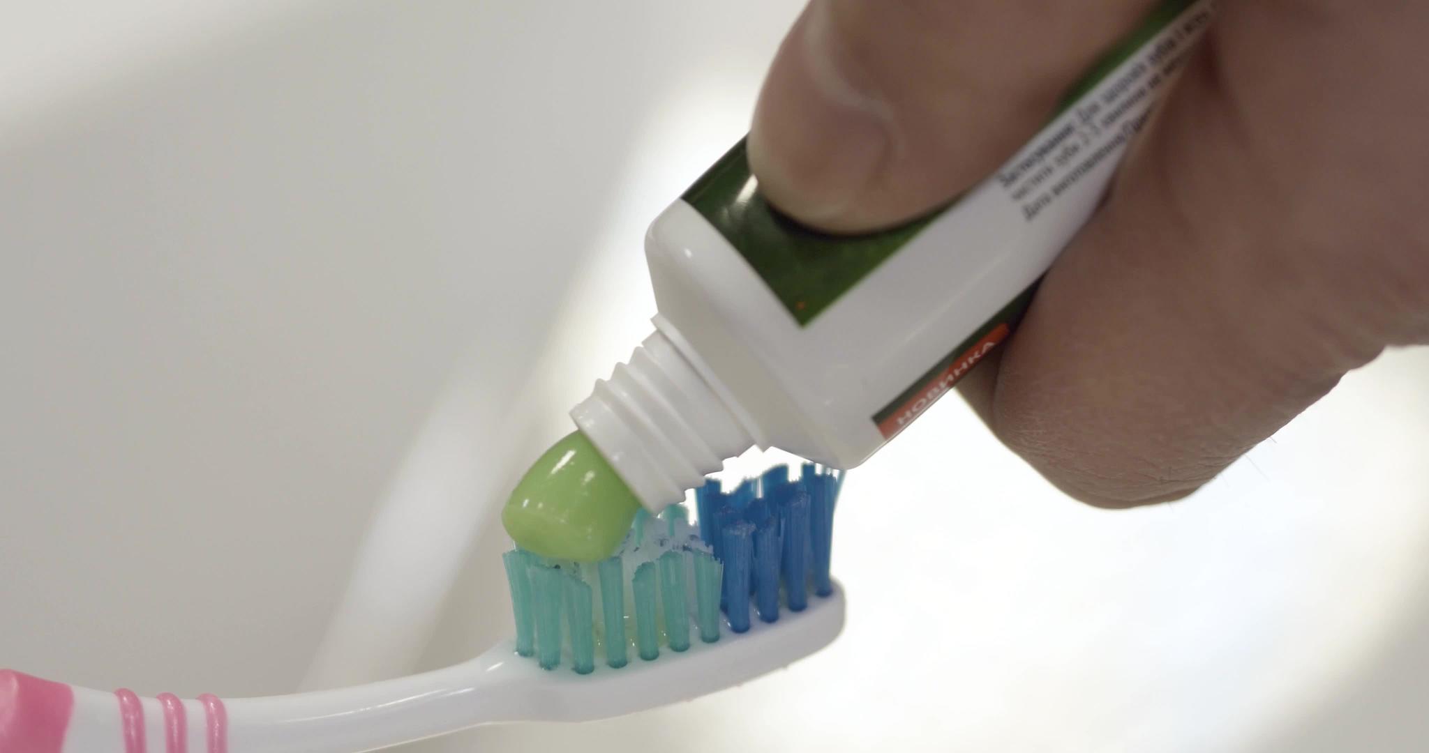 孤立牙膏牙刷视频的预览图