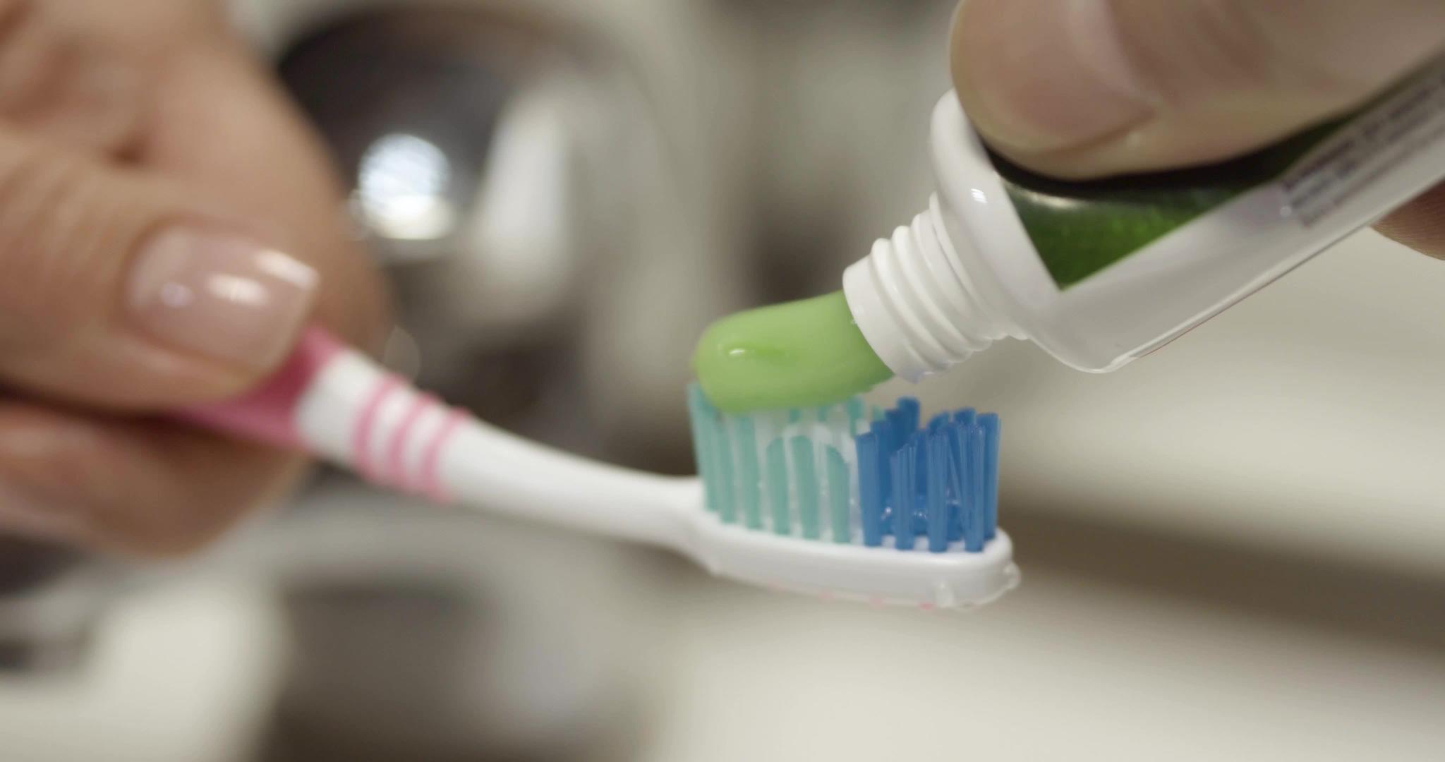 孤立牙膏牙刷视频的预览图