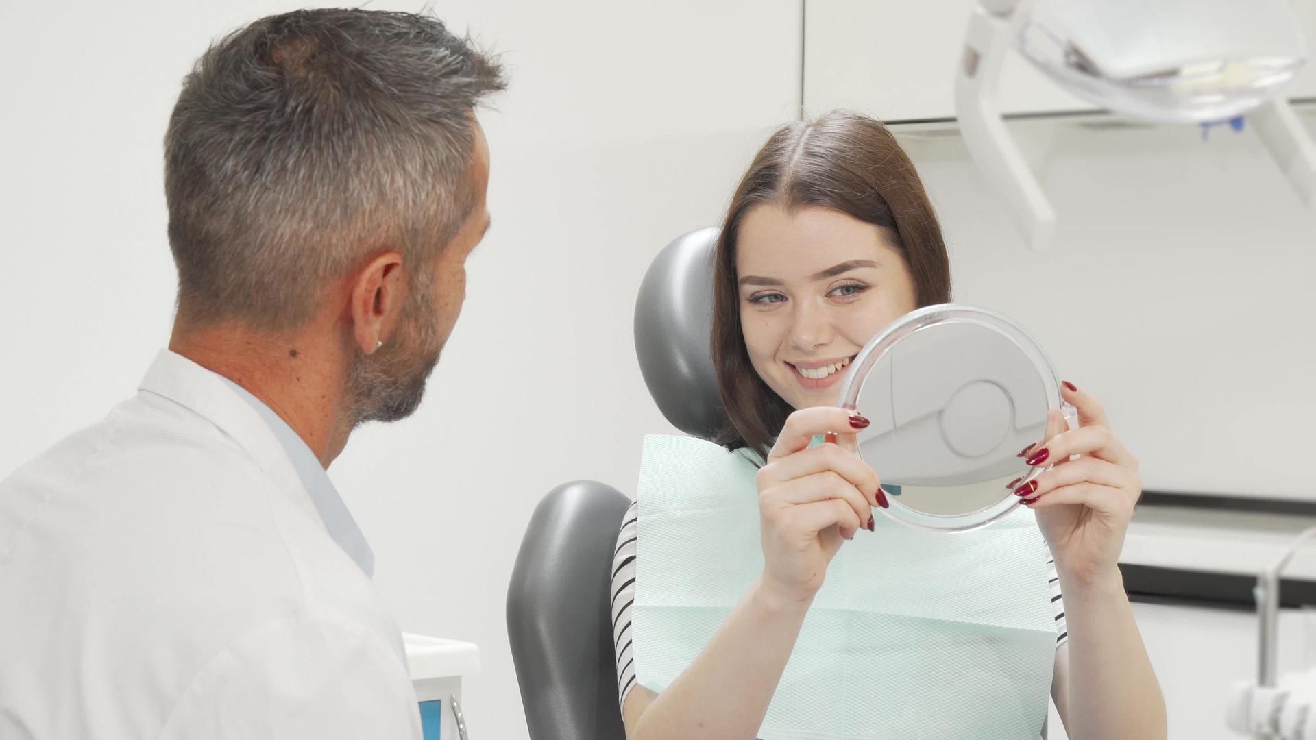 体检后这位美丽快乐的女士与牙医交谈视频的预览图