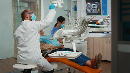 门诊高级女性牙科牙科治疗视频的预览图