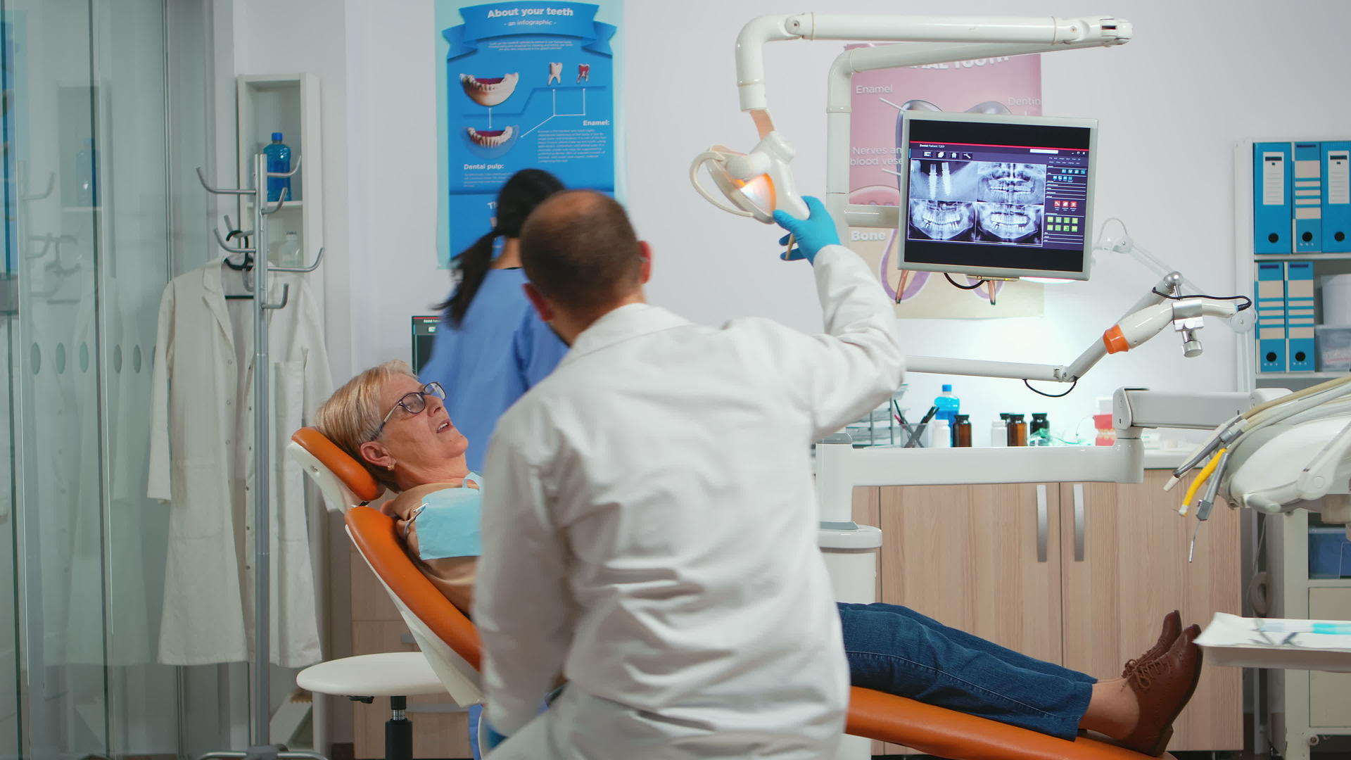 病人坐在椅子上看着牙医面前的镜子视频的预览图