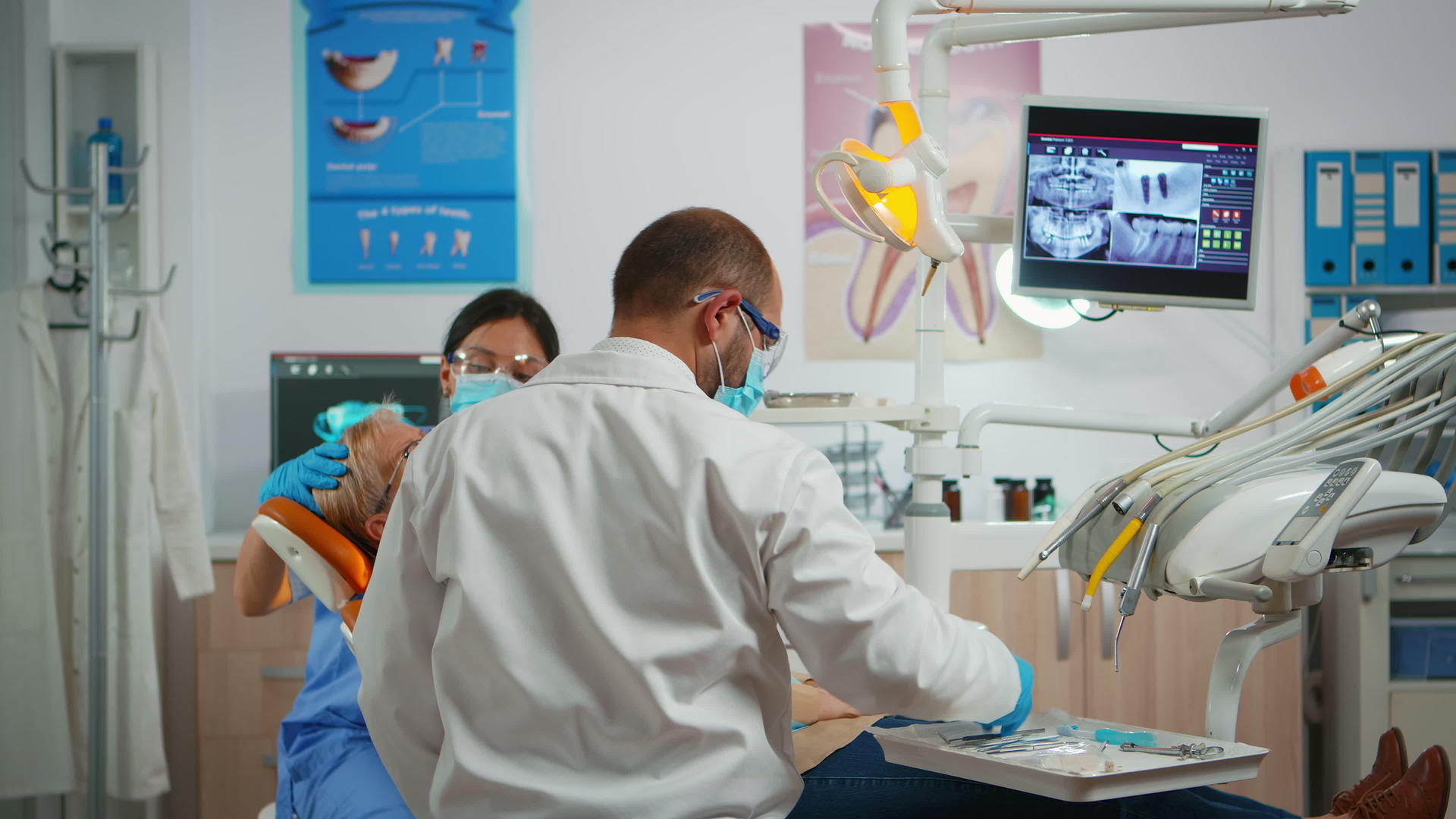 牙科诊所妇女牙齿眼钻牙齿视频的预览图