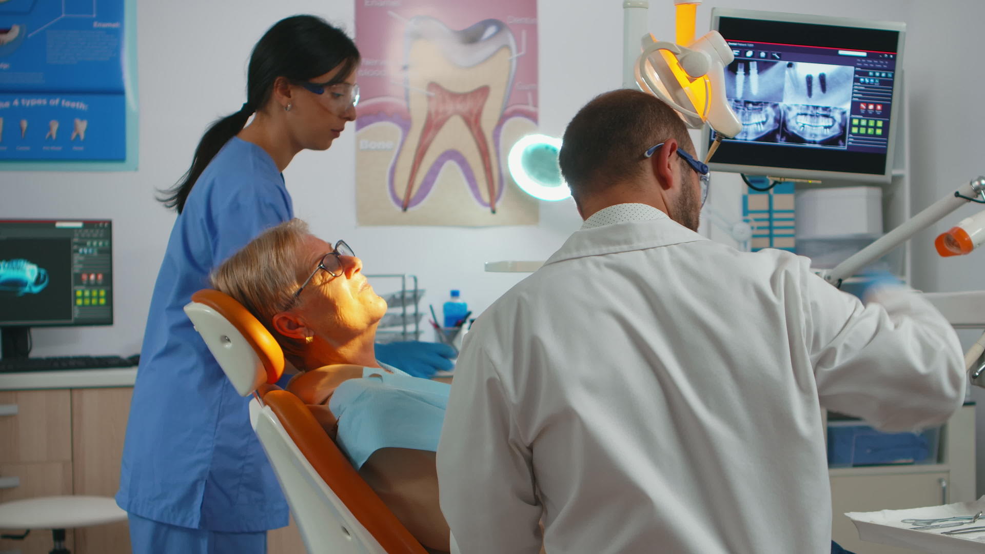 牙医、护士和躺在床上的男性病人一起工作视频的预览图