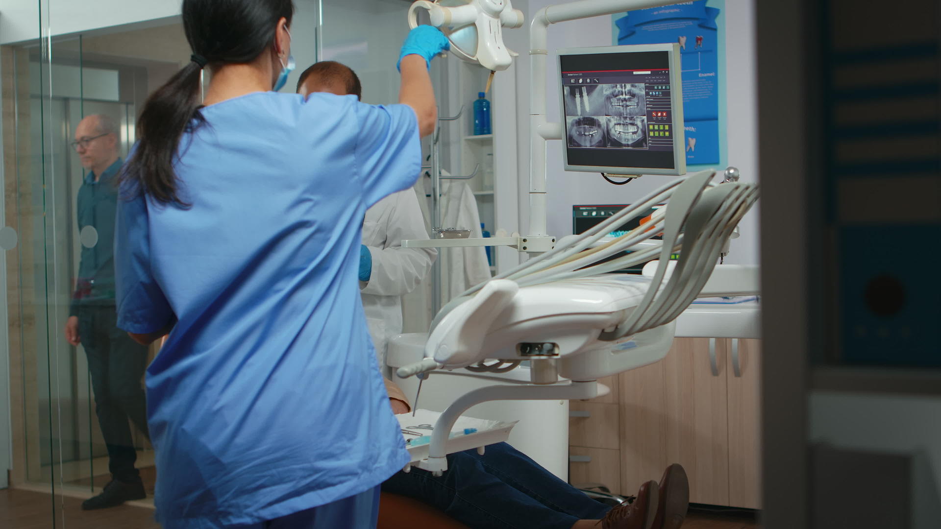 口腔医生进行检查和牙科护理；视频的预览图