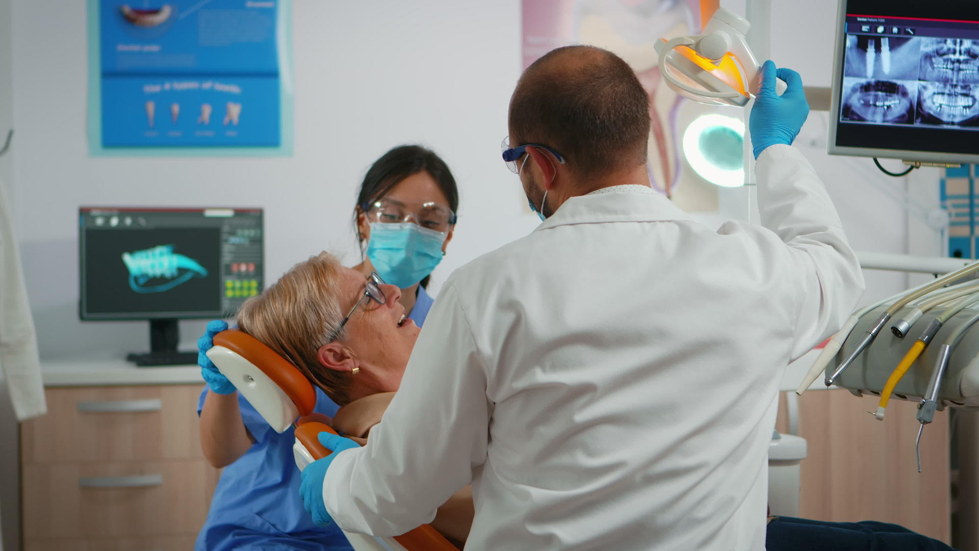 高级妇女担任牙科诊所的牙医主席视频的预览图