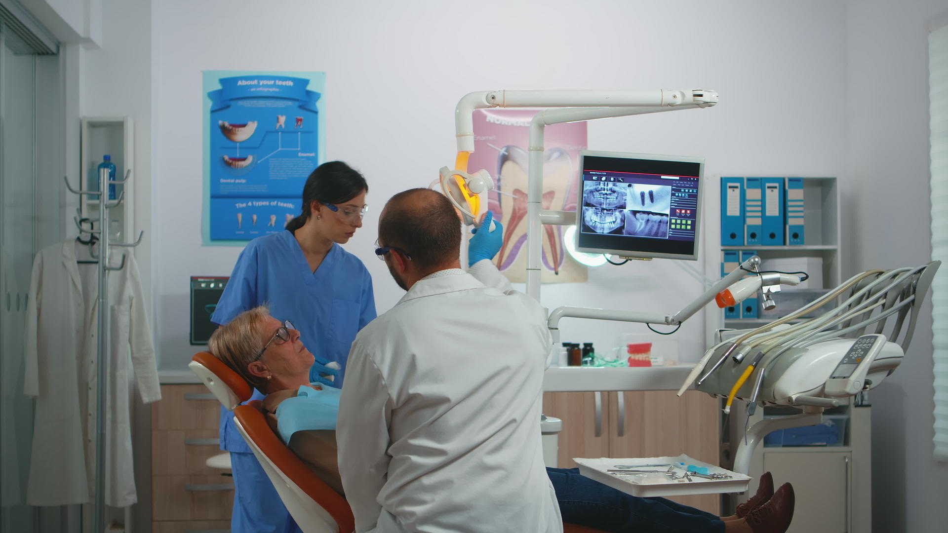 检查期间专业牙医戴着手套工作视频的预览图