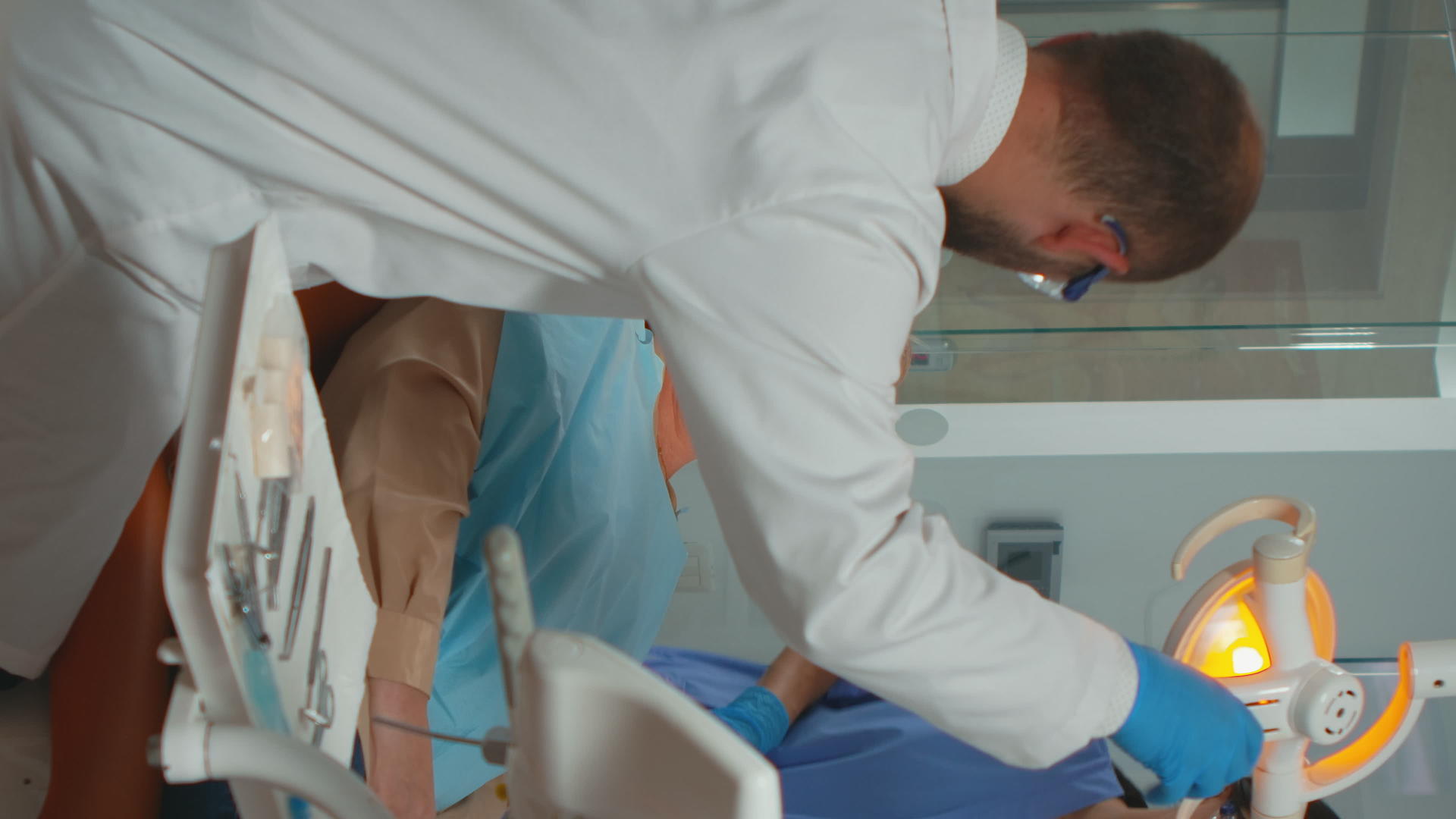 垂直视频牙医技术人员准备做手术照明视频的预览图
