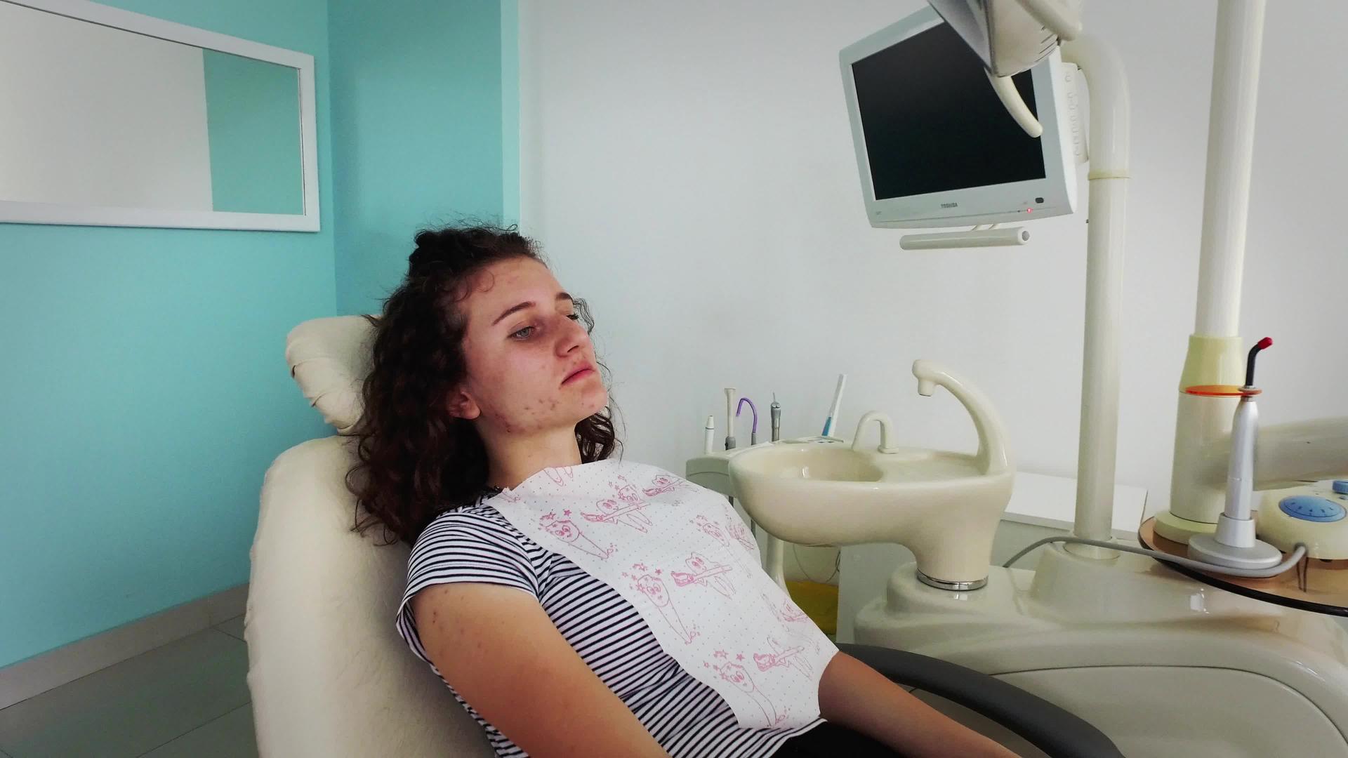 牙医年轻女孩视频的预览图