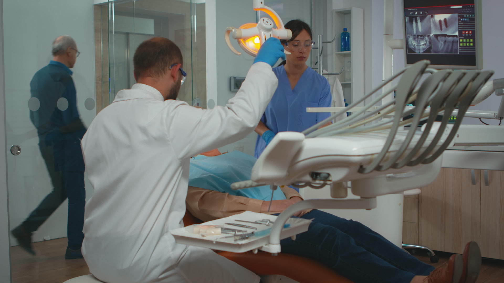 牙医技术人员准备手术视频的预览图