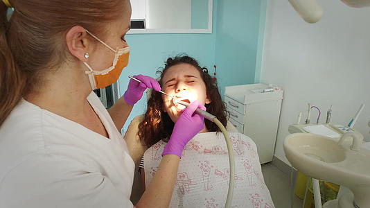 使用牙科钻牙术的女性牙医视频的预览图