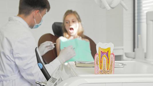 检查一个小女孩的牙齿 牙科 牙科 牙科 牙科 牙科 牙科 牙科 牙科 牙科 牙科 牙科 牙科 牙科 牙科 牙科 牙科 牙科 牙科视频的预览图