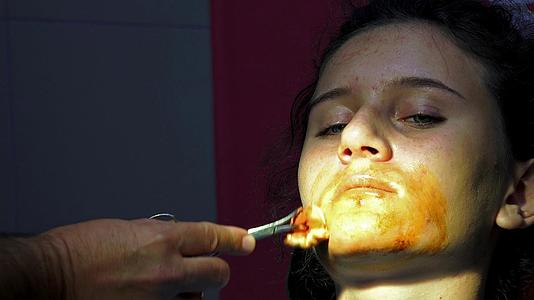 牙科手术医疗手术女性面部消毒口腔手术黑暗手术室视频的预览图