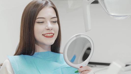 在牙科诊所检查牙齿的美丽女性视频的预览图