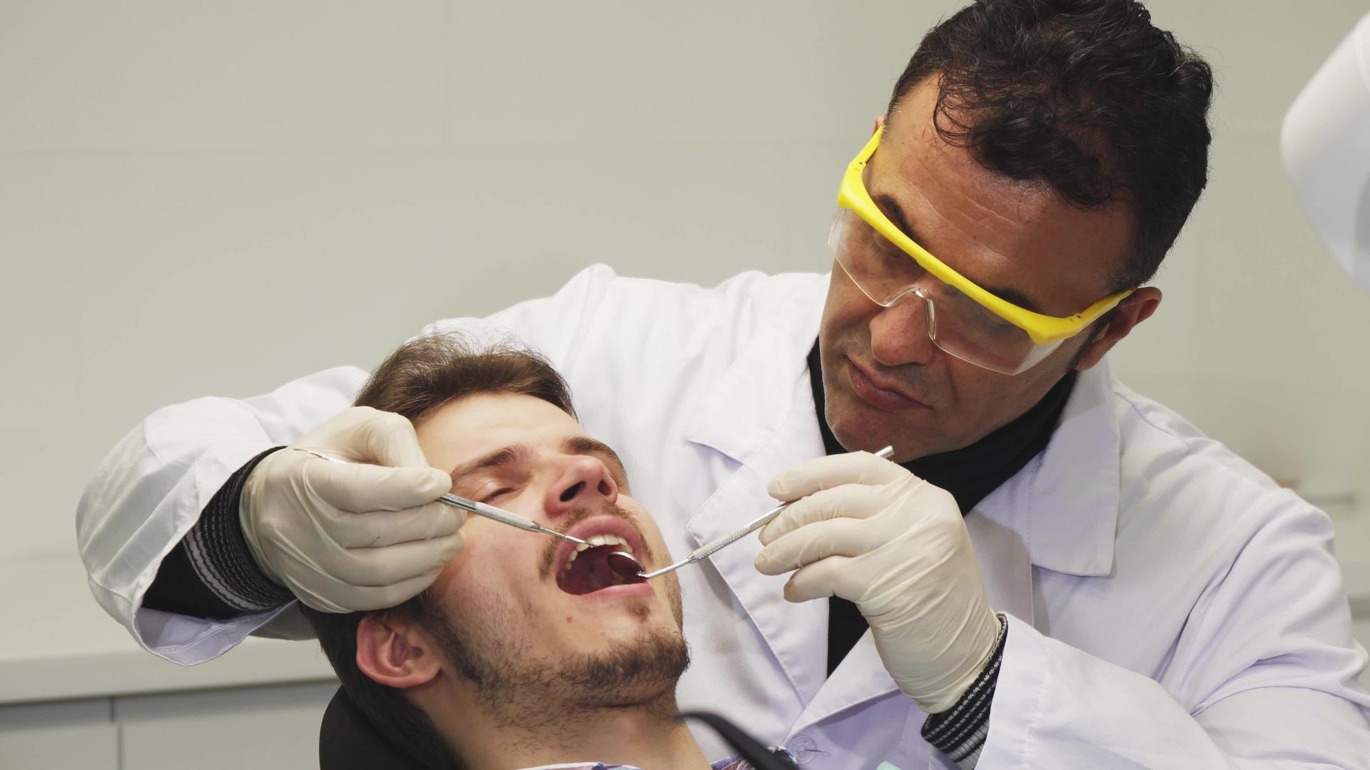 专业牙医检查患者牙齿的近身医生视频的预览图