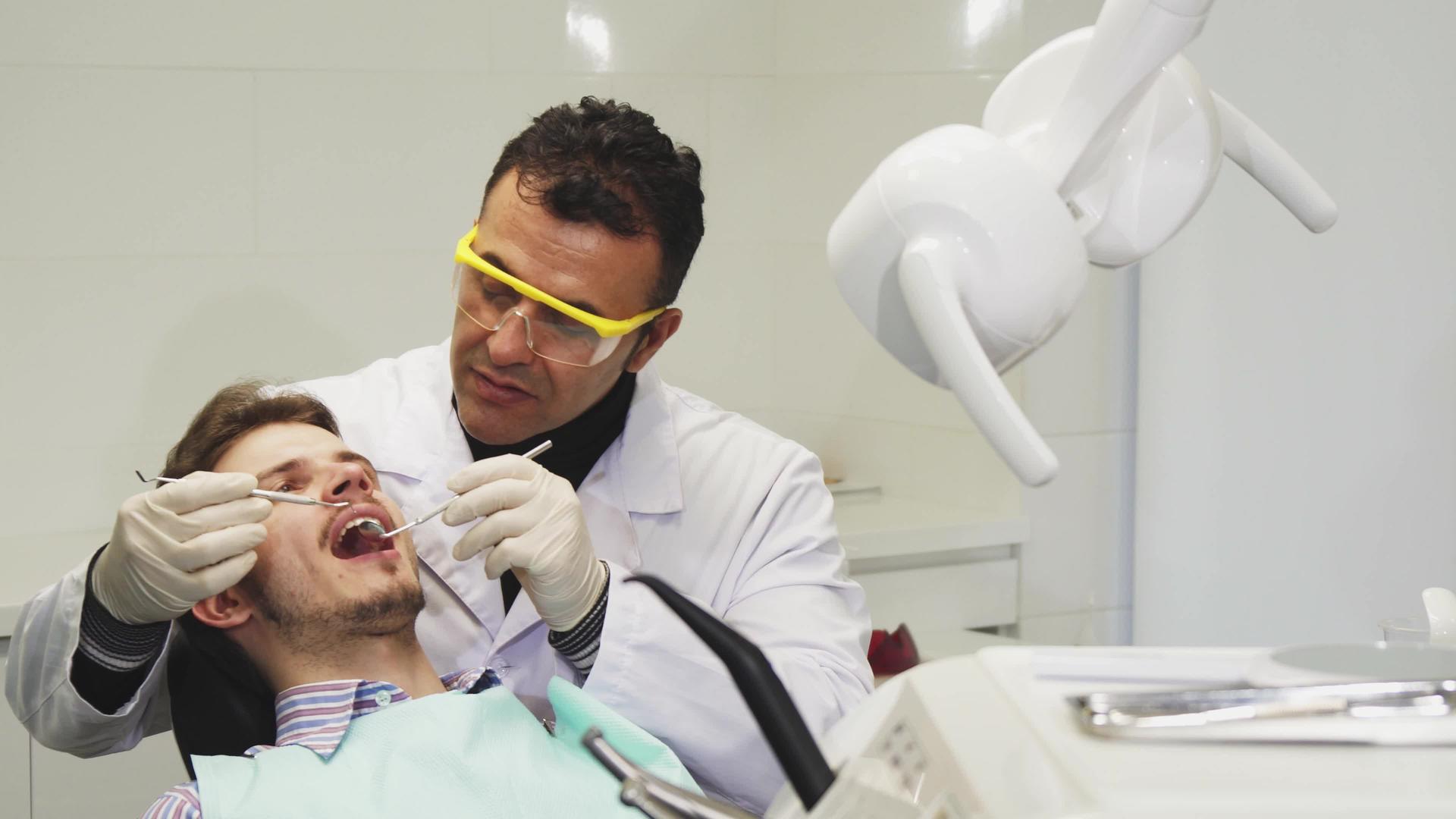 专业成熟的男性牙科检查视频的预览图