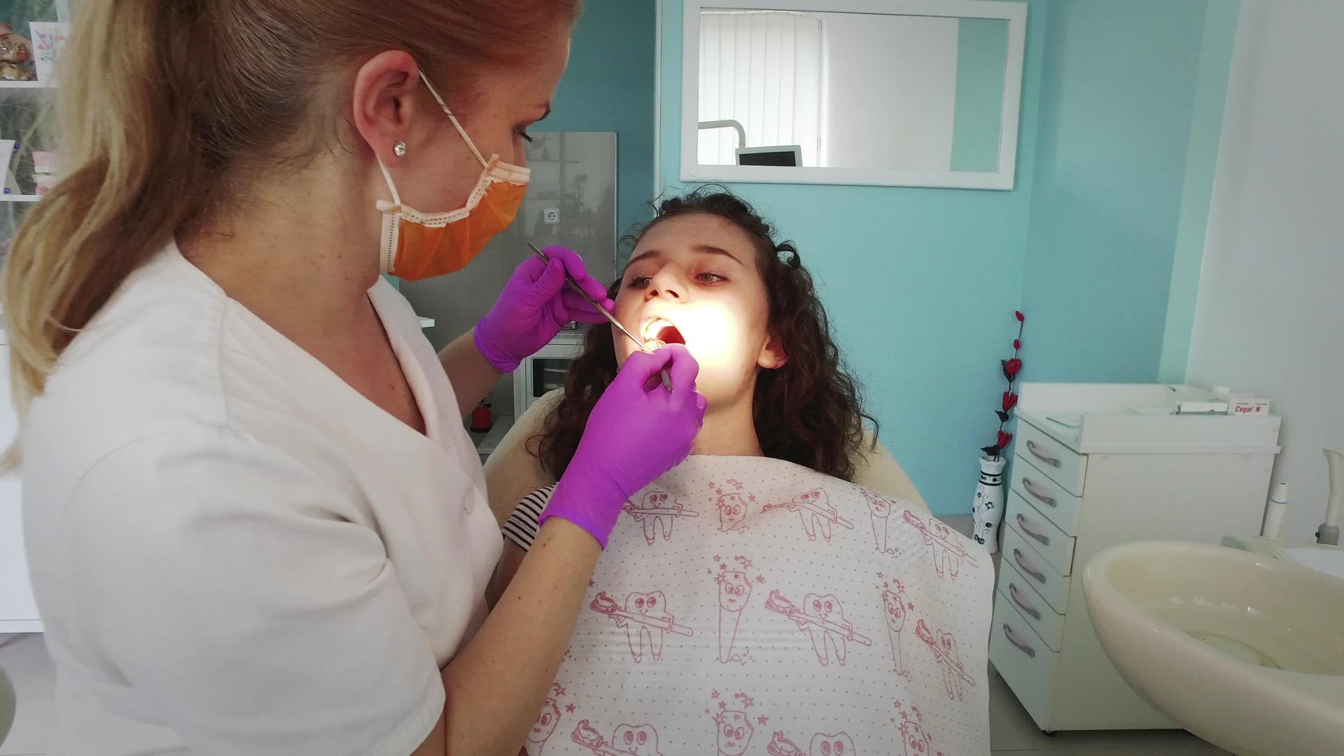 用工具检查一个年轻病人的牙医视频的预览图