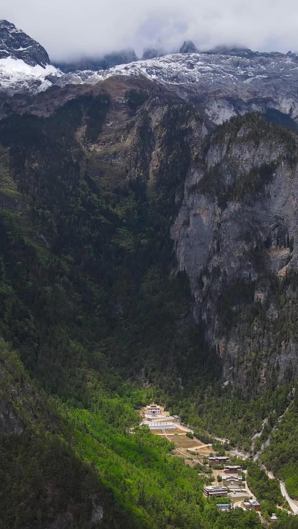 夏季怒江大峡谷高山航拍视频的预览图
