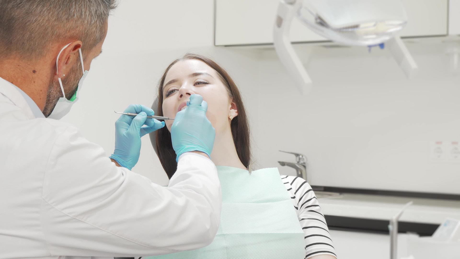在诊所接受牙科检查的年轻女性视频的预览图
