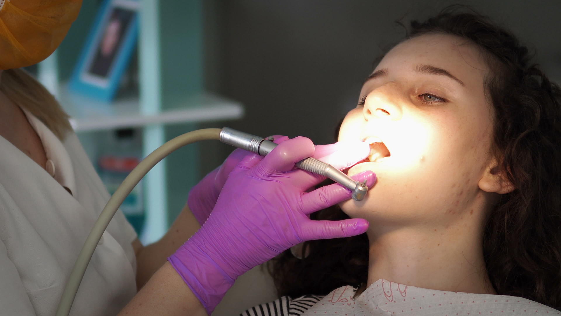 在患者牙齿上工作的的牙齿上工作视频的预览图