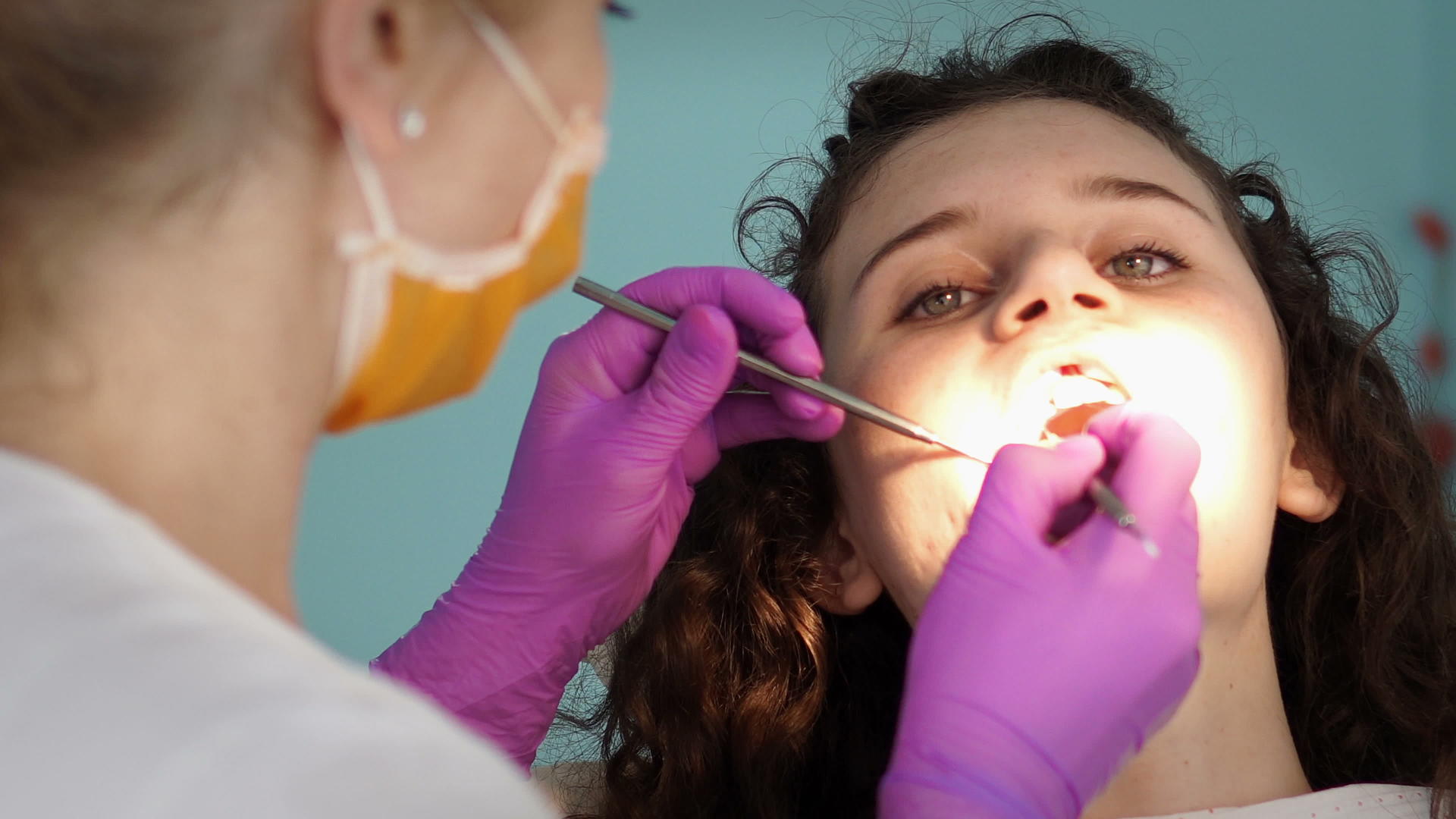 治疗女性病人的牙医视频的预览图