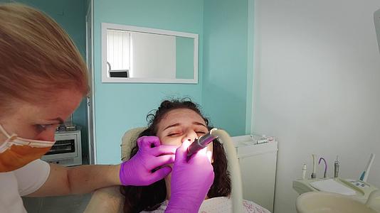 牙医办公室清洁牙齿的病人视频的预览图