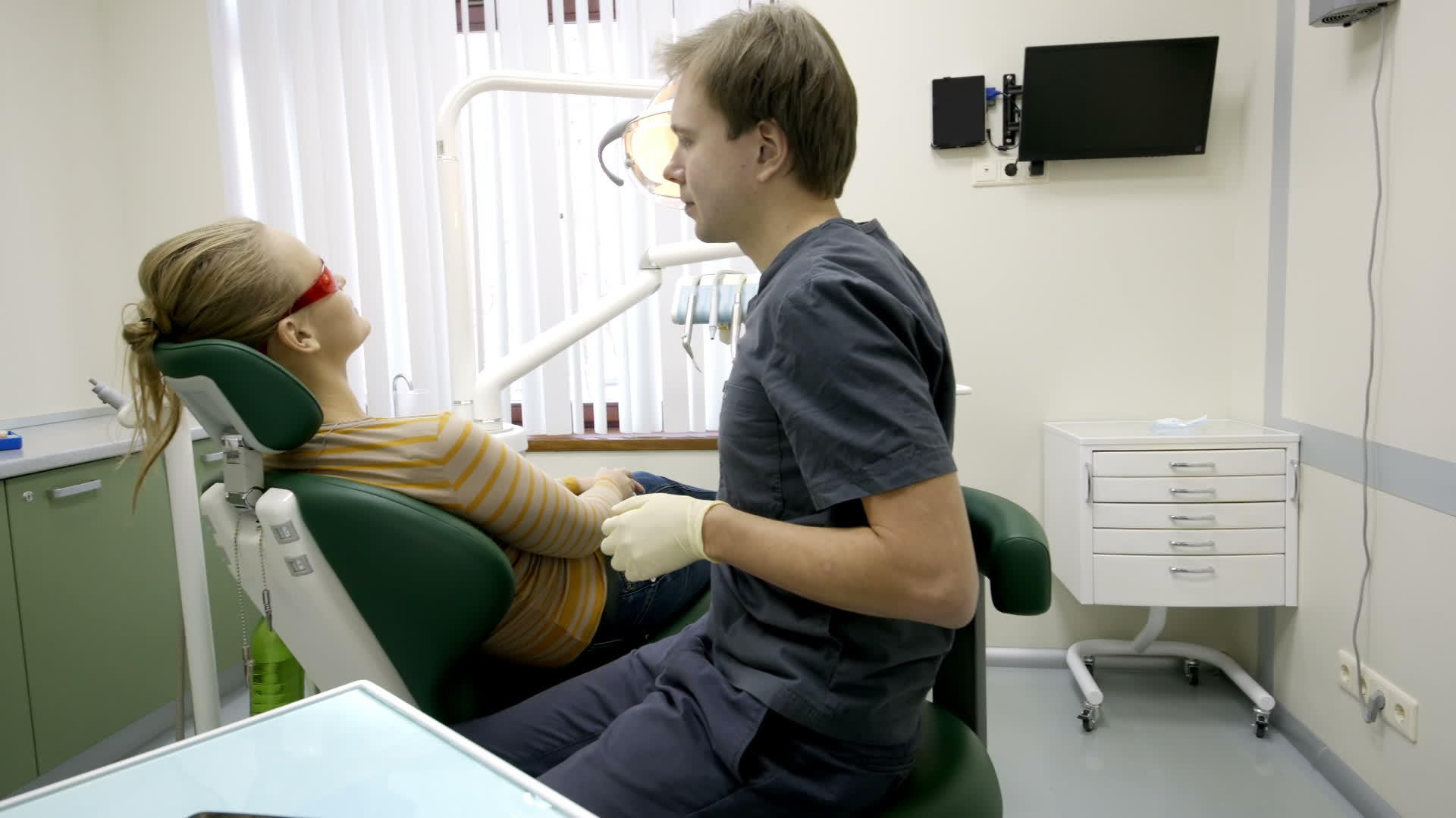 牙科检查开始在诊所进行视频的预览图