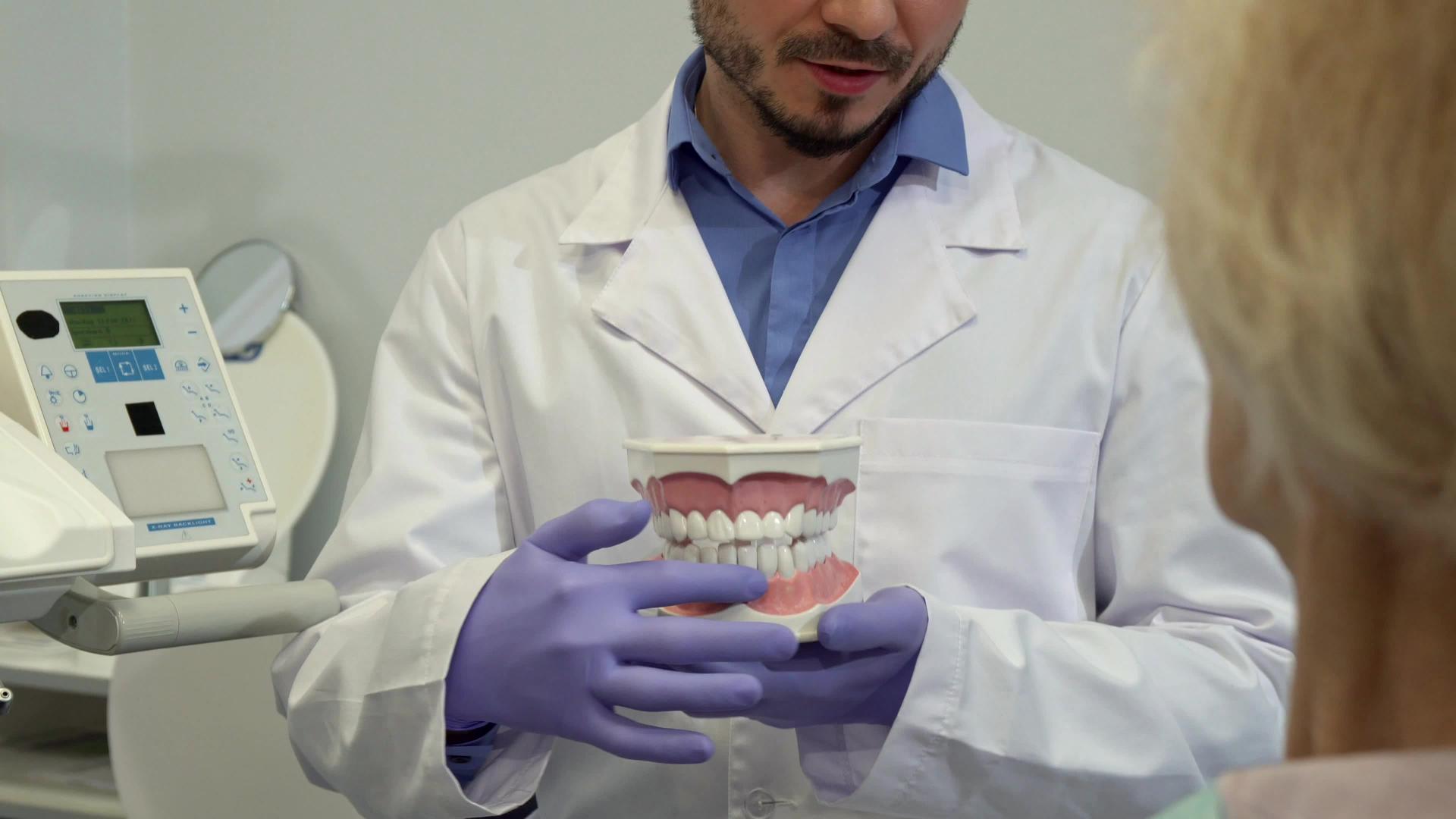 牙医在布局上使用低牙尖指手指视频的预览图