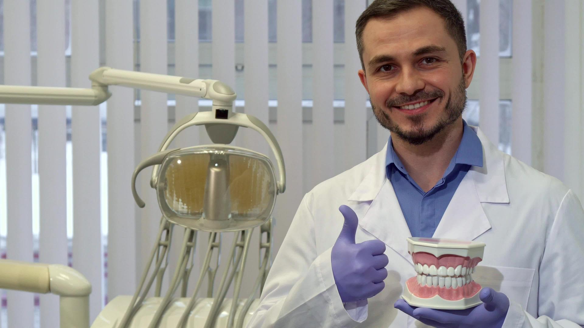 牙医展示人牙的布图视频的预览图