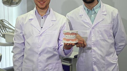 两位牙医展示了人类牙齿的布局视频的预览图