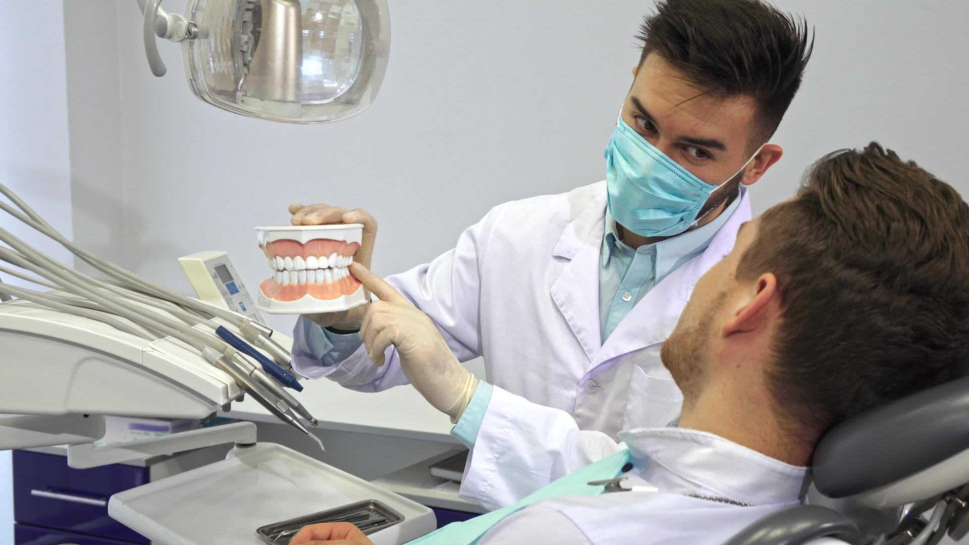 牙医向顾客展示人牙的布局视频的预览图