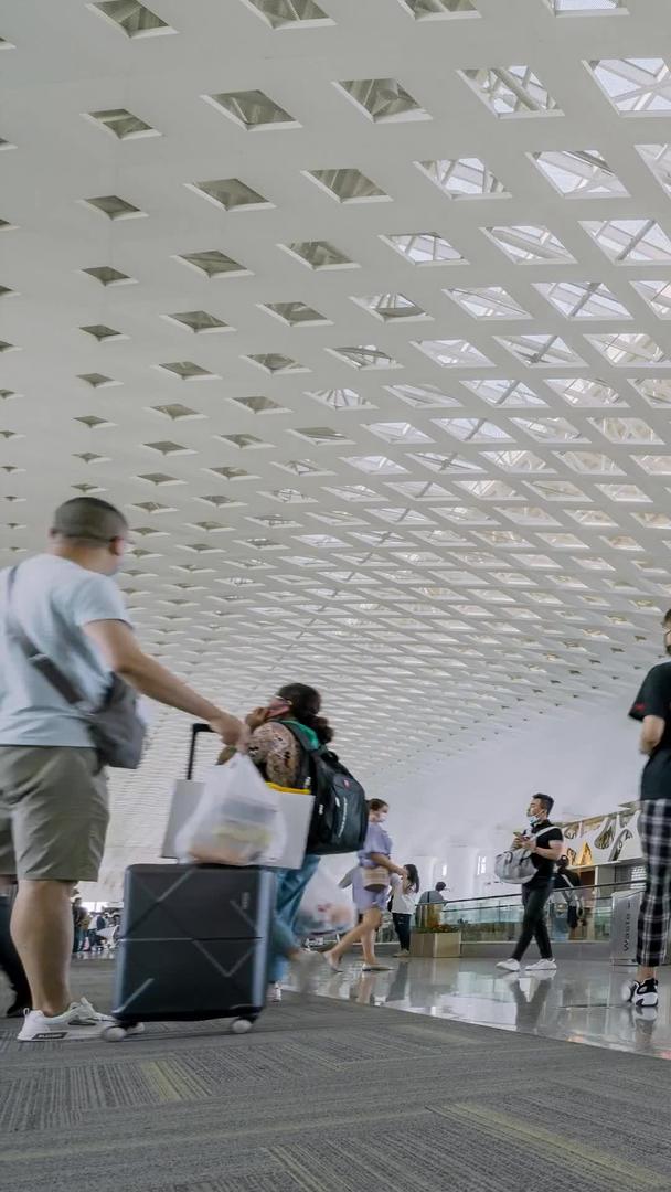 大气延时杭州萧山国际机场登机口人流实拍视频的预览图