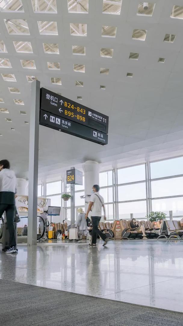 大气延时杭州萧山国际机场登机口人流实拍视频的预览图