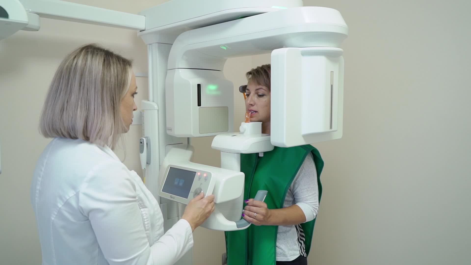 牙科x光扫描仪和患者视频的预览图