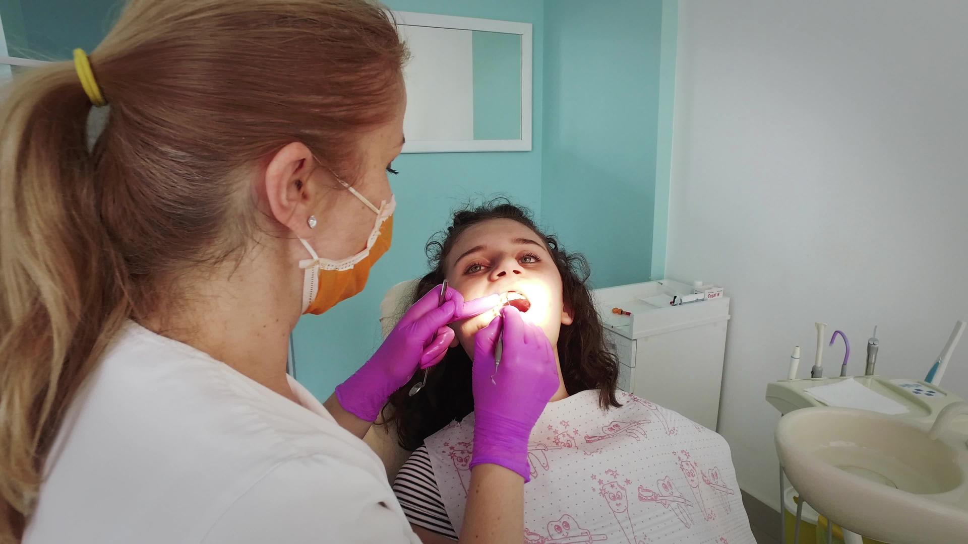 清洁年轻女孩的牙齿视频的预览图