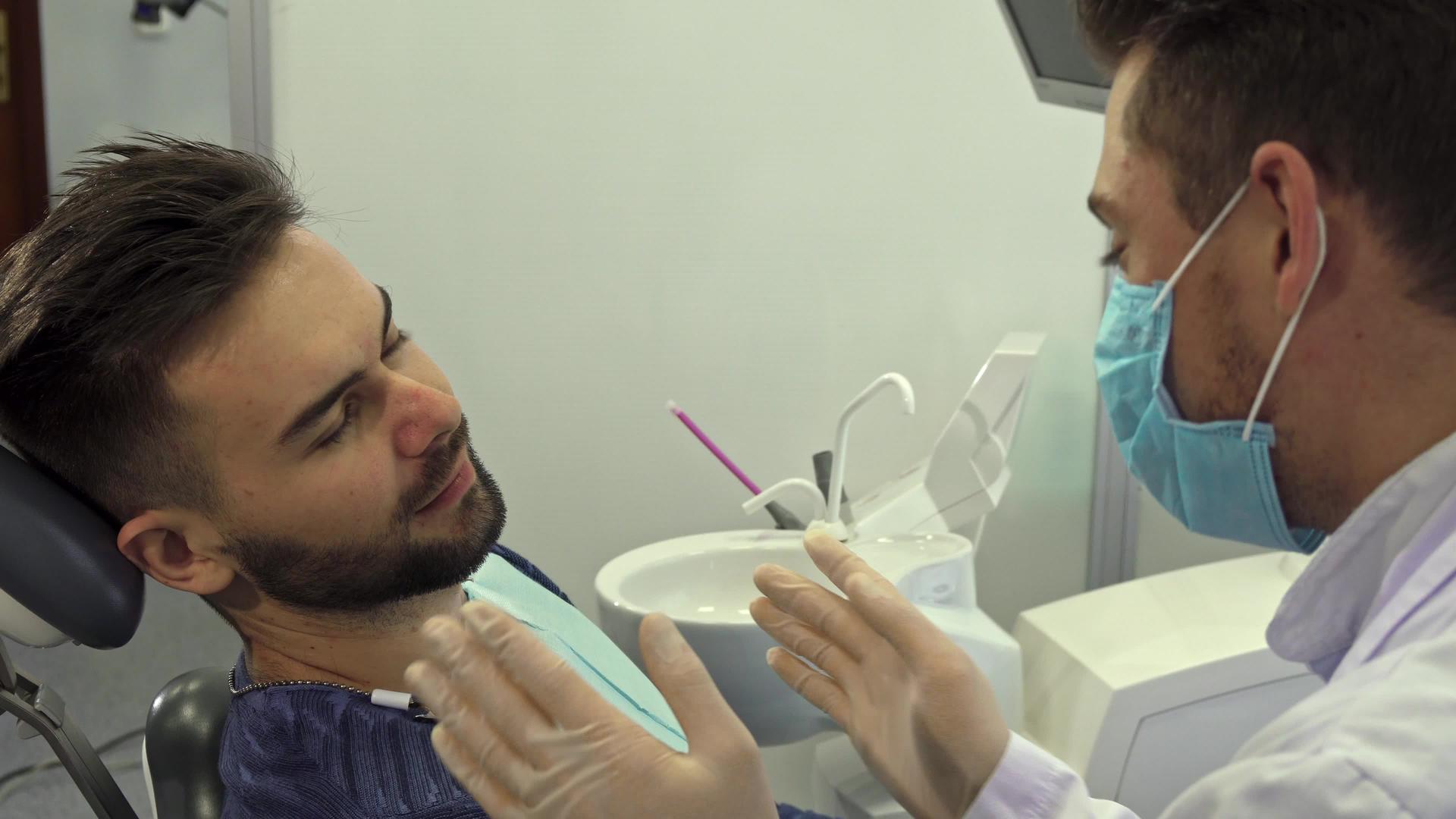 牙医会向他的客户解释视频的预览图