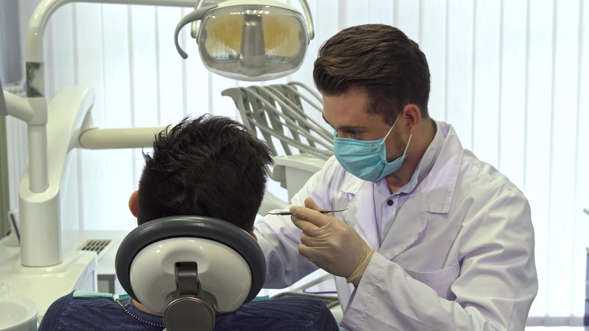检查办公室牙医客户的牙齿视频的预览图
