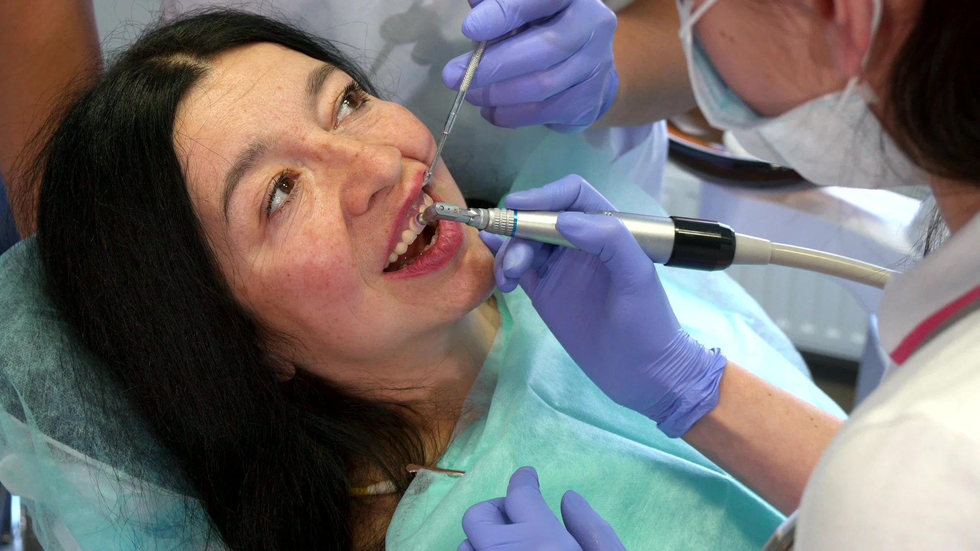助理牙医改善了客户的上唇视频的预览图