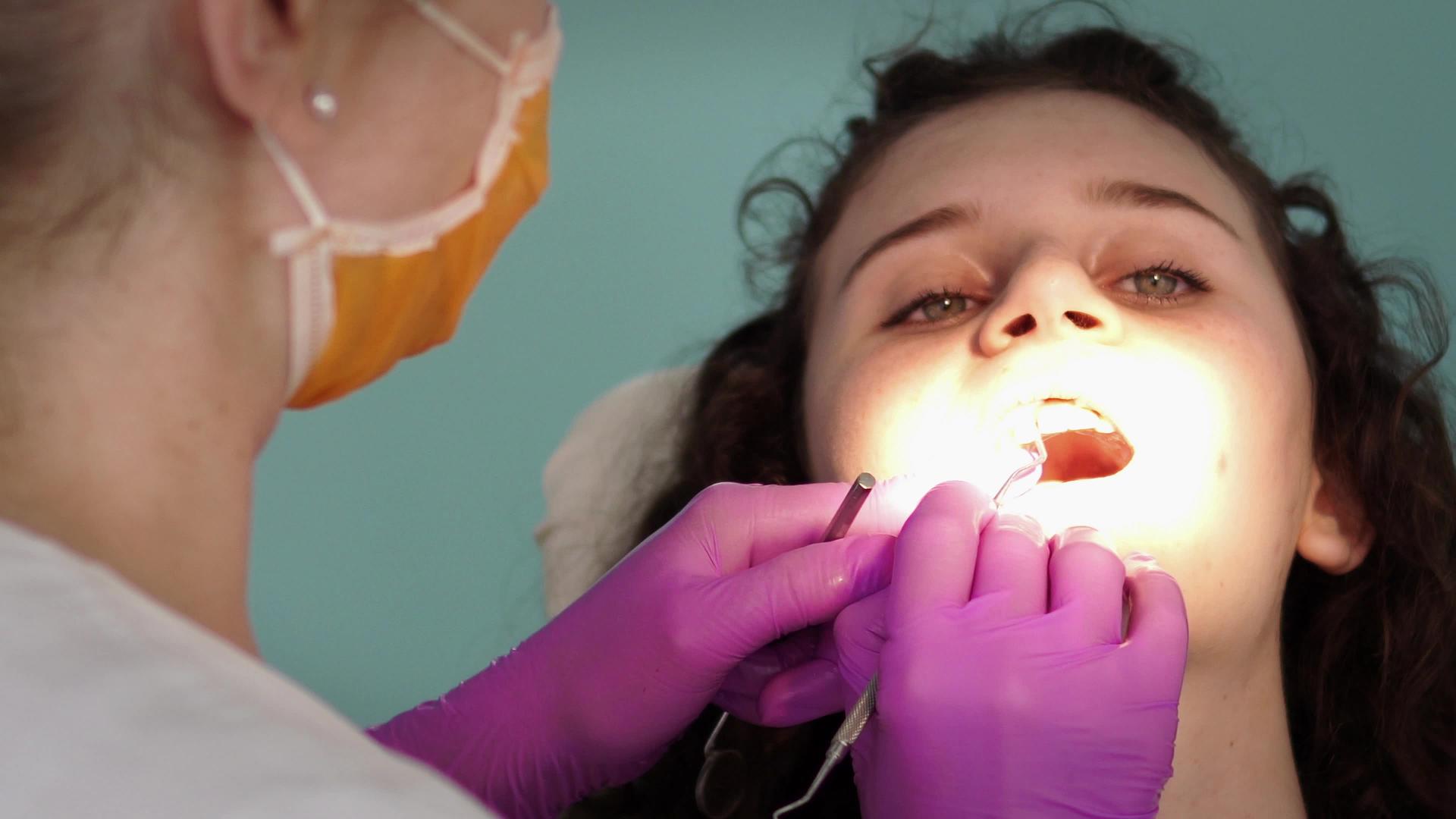 牙科牙医用紫外线灯填充瓷器视频的预览图