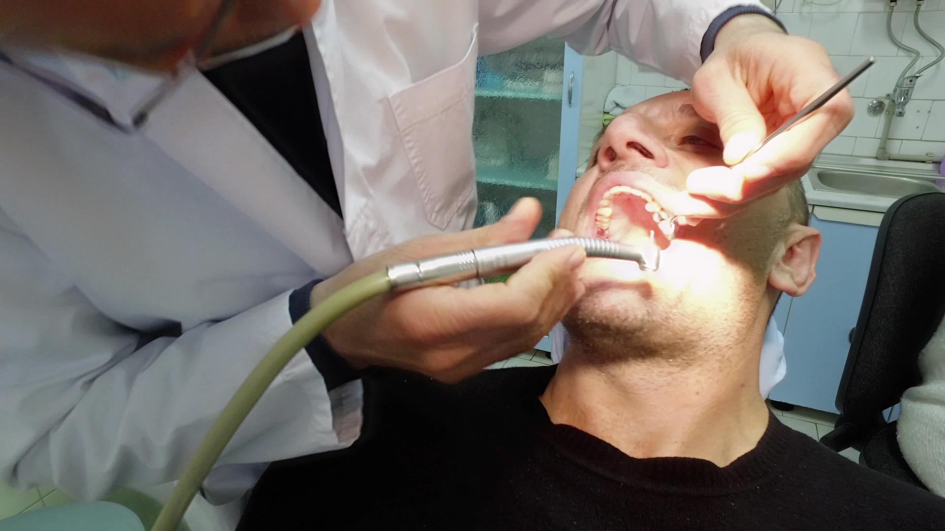 一名患者的肖像被用来检查牙医和清洁牙齿牙医用镜子检查视频的预览图