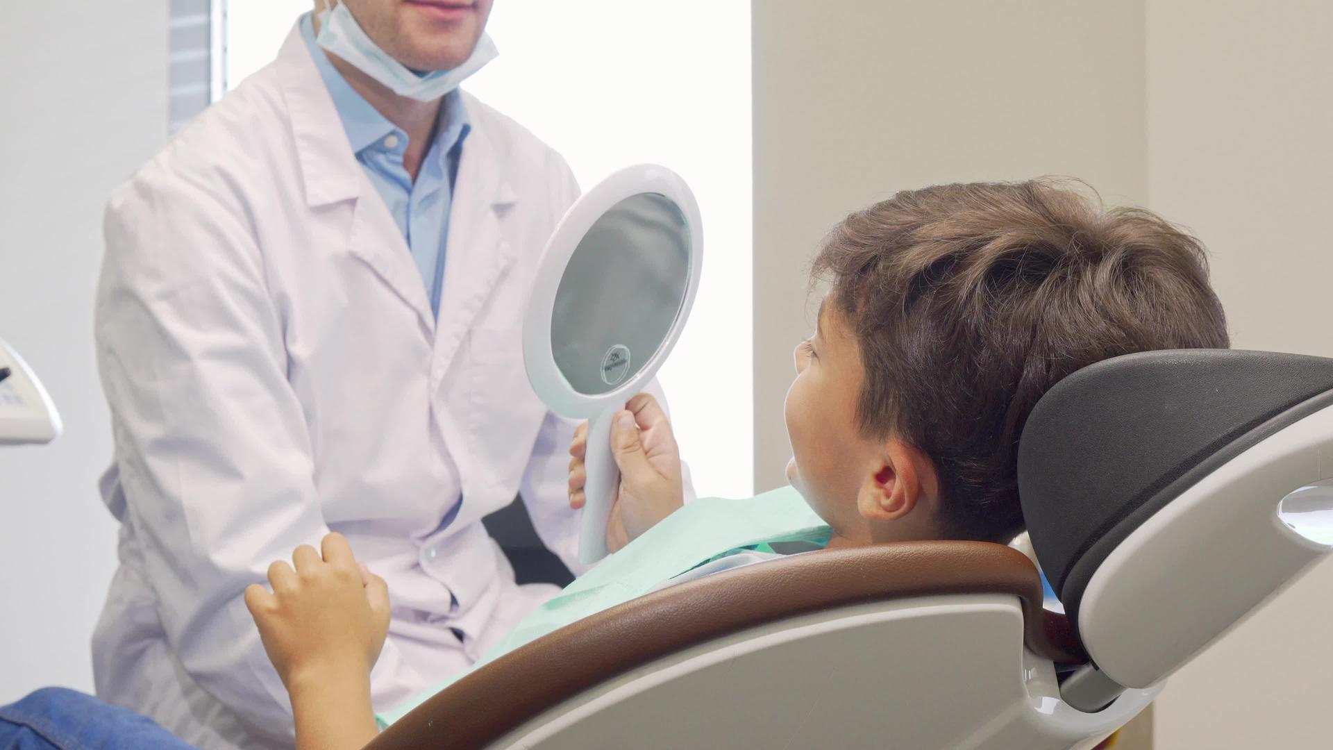看着镜子里健康的牙齿小男孩对着镜头微笑视频的预览图