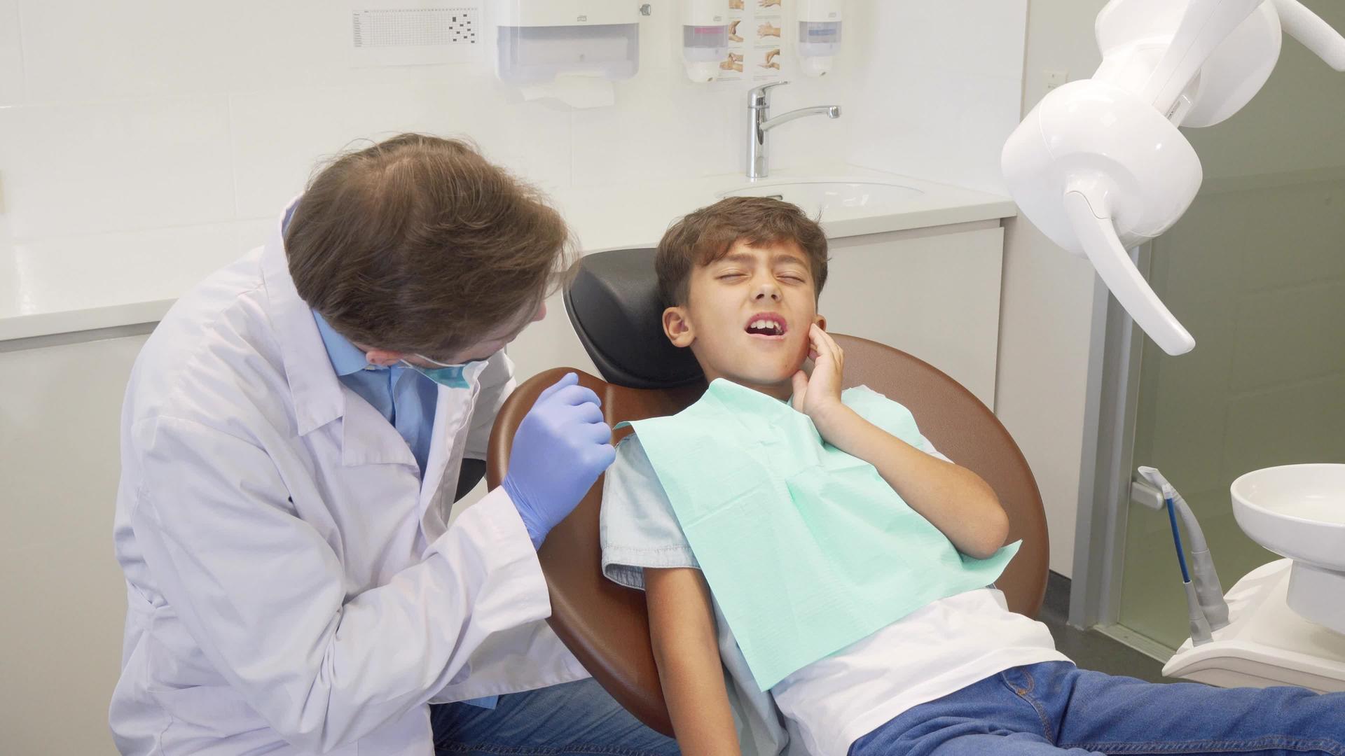 小男孩有小牙痛牙齿检查时他坐在牙科椅上视频的预览图