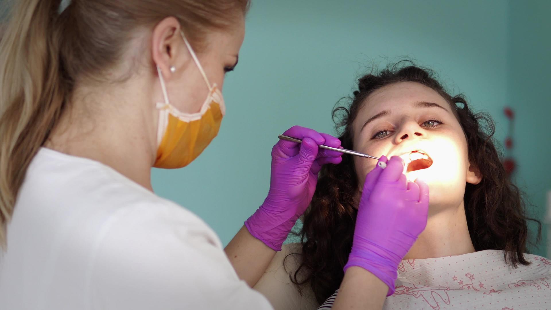 年轻女孩当牙医视频的预览图