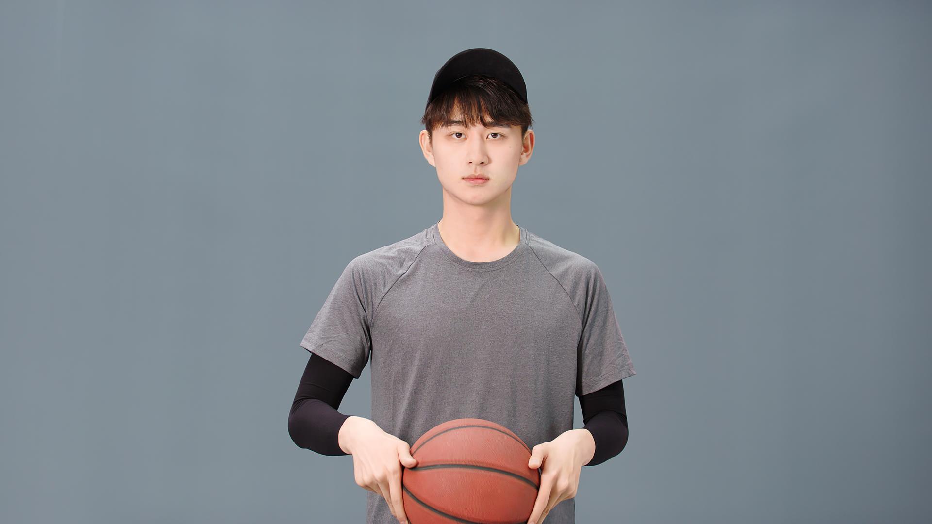 抱着篮球的男青年视频的预览图
