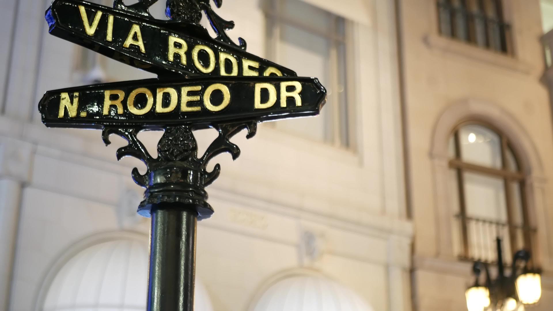 世界著名的罗迪欧大道标志十字街标志比佛利山庄十字路口视频的预览图