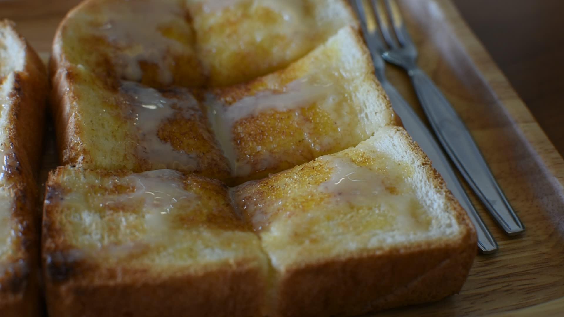 烤干面包用含凝牛奶和糖视频的预览图