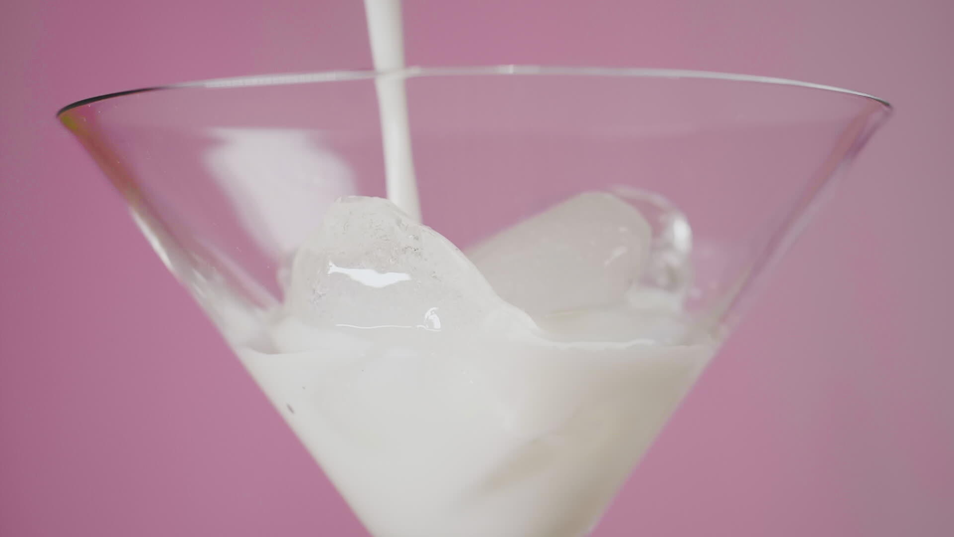 倒在玻璃里的牛奶视频的预览图